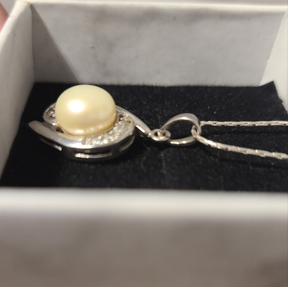 Cultured Pearl  Pendant with Chain in 925 Silver - Picture 7 of 11